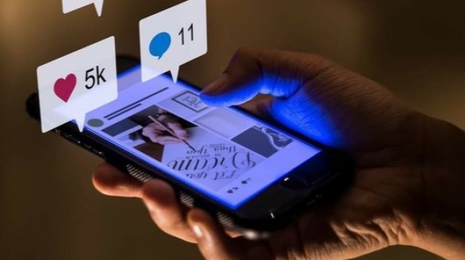 Like, Validasi, dan Kecemasan: Harga Psikologis Mahasiswa di Era Sosmed