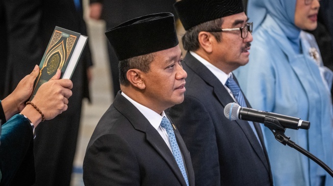 Menteri ESDM Bahlil Lahadalia (kiri) bersama Kalangan Akademisi Mohamad Fadhil Hasan (tengah) dan Kalangan Industri Sripeni Inten Cahyani (kanan) mengucapkan sumpah jabatan pada pelantikan Dewan Energi Nasional (DEN) di Istana Negara, Jakarta, Rabu (28/1/2026). [ANTARA FOTO/Bayu Pratama S/wsj]