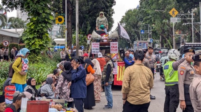 Sekretariat Wakil Presiden di kawasan Kebon Sirih, Jakarta Pusat, mendadak riuh oleh kedatangan puluhan massa aksi pada Rabu (28/1/2026). (Suara.com/Adiyoga)