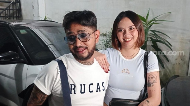 Dijemput Beby Prissilia, Onadio Leonardo bahagia akhirnya bebas dari panti rehabilitasi narkoba, Rabu (28/1/2026). [Rena Pangesti/Suara.com]