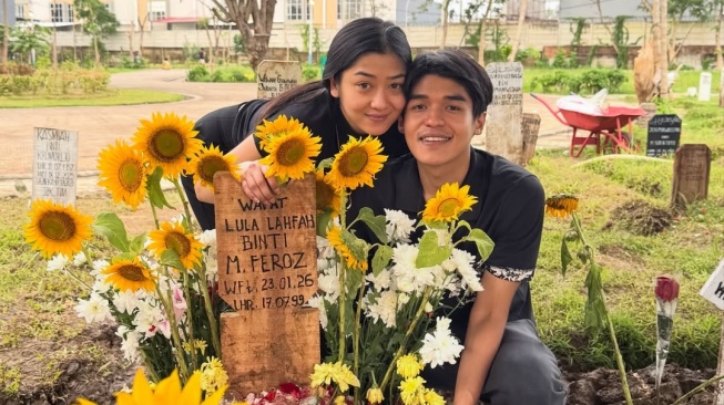 Kakak dari Jerman Akhirnya Tiba, Air Mata Farah Pecah saat Bersimpuh di Nisan Lula Lahfah