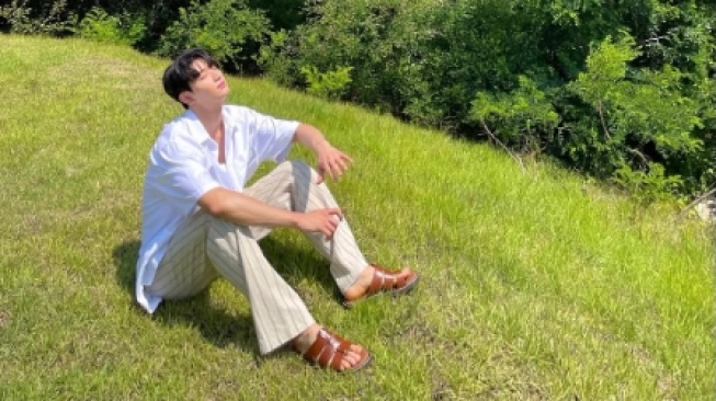 Timeless Banget, 4 Inspirasi Outfit Bernuansa Putih ala Kim Jae Won!