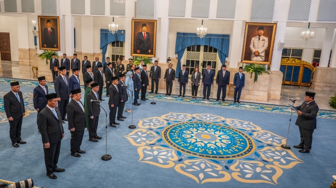 Presiden Prabowo Subianto (kanan) memimpin pembacaan sumpah jabatan yang diikuti para pejabat yang dilantik pada pelantikan Dewan Energi Nasional (DEN) di Istana Negara, Jakarta, Rabu (28/1/2026). [ANTARA FOTO/Bayu Pratama S/wsj]