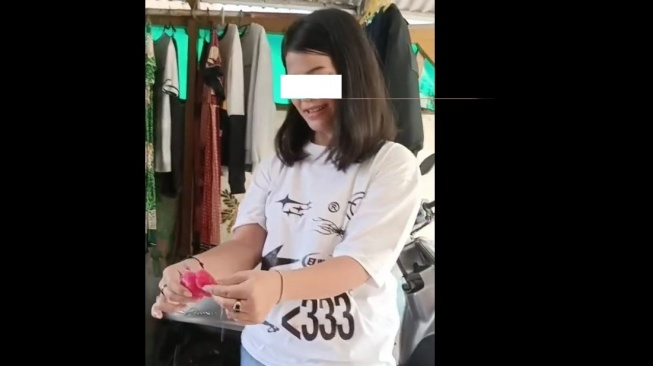 Netizen Buru Sosok Luna, Perempuan yang Diduga Pemantik Hoaks Es Gabus Spons di Kemayoran