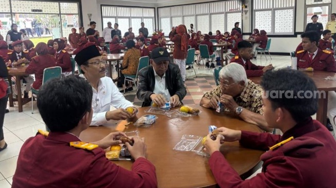 Sekolah Rakyat Menengah Atas (SRMA) 10 Margaguna, Jakarta, kedatangan para kakak Presiden RI Prabowo Subianto, Biantiningsih Djiwandono Sigar bersama suaminya Soedradjad Djiwandono serta Maryani Lemaistre Djojohadikusumo Sigar. (Suara.com/ Lilis)