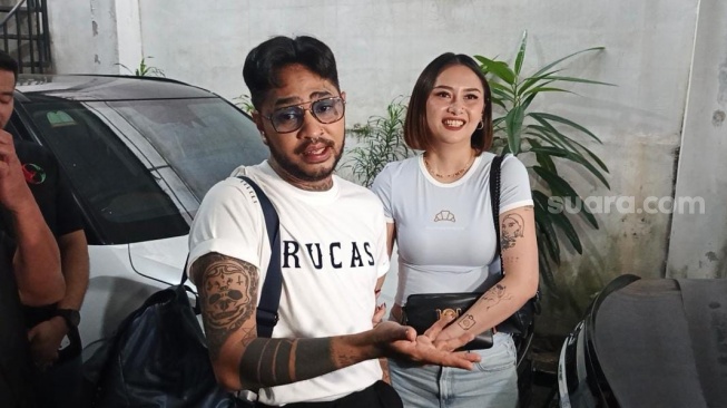 Dijemput Beby Prissilia, Onadio Leonardo bahagia akhirnya bebas dari panti rehabilitasi narkoba, Rabu (28/1/2026). [Rena Pangesti/Suara.com]