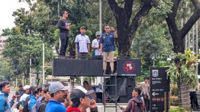 Pengeluaran Masih Nombok, Buruh Jakarta Desak Pramono Anung Revisi UMP 2026 di Depan Balai Kota