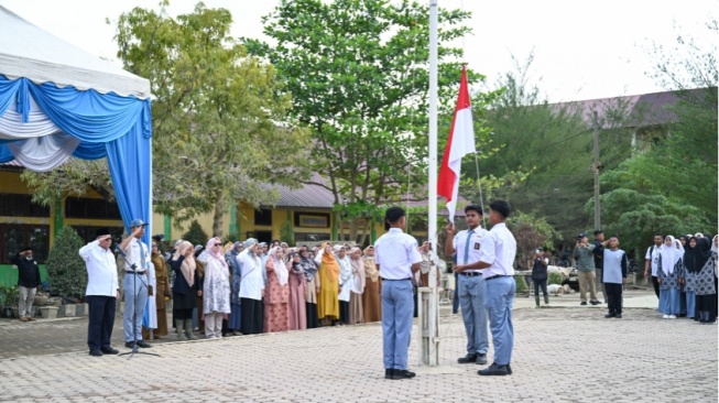 Ilustrasi upacara bendera (Kemendikdasmen)