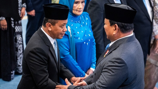 Presiden Prabowo Subianto (kanan) memberikan selamat kepada Menteri ESDM Bahlil Lahadalia (kiri) usai pelantikan Dewan Energi Nasional (DEN) di Istana Negara, Jakarta, Rabu (28/1/2026). [ANTARA FOTO/Bayu Pratama S/wsj]