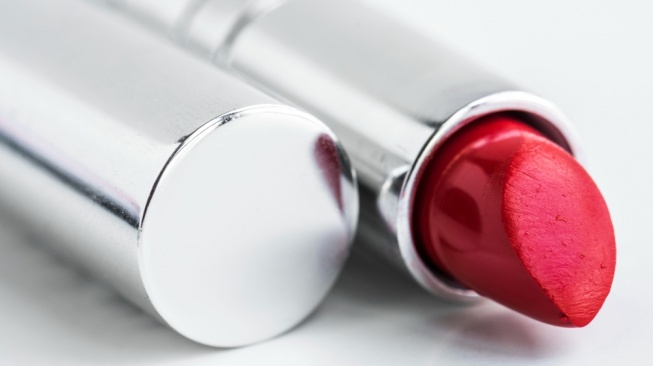 7 Rekomendasi Lipstik Merah untuk Usia 45 Tahun ke Atas, Tahan Lama dan Elegan