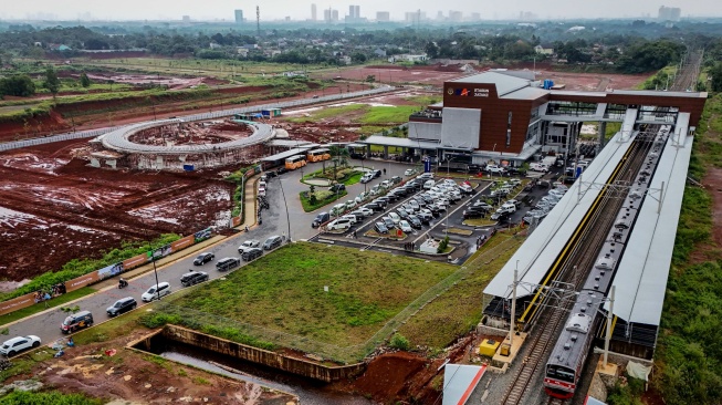 Foto udara rangkaian kereta rel listrik (KRL) Commuterline memasuki peron Stasiun Jatake di Pagedangan, Kabupaten Tangerang, Banten, Rabu (28/1/2026). [ANTARA FOTO/Putra M. Akbar/bar]