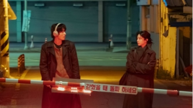 Sinopsis We Are All Trying Here, Drakor Go Youn Jung dari Penulis My Mister