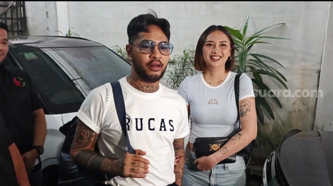 Dijemput Beby Prissilia, Onadio Leonardo bahagia akhirnya bebas dari panti rehabilitasi narkoba, Rabu (28/1/2026). [Rena Pangesti/Suara.com]