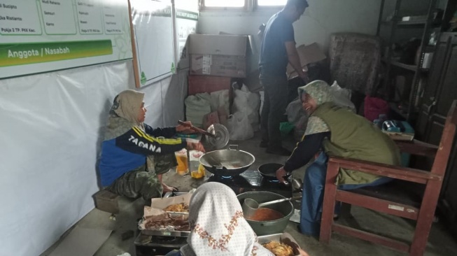 Penuhi Kebutuhan Korban Banjir di Pemalang, Kemensos Dirikan Dapur Umum dan Distribusi Bantuan