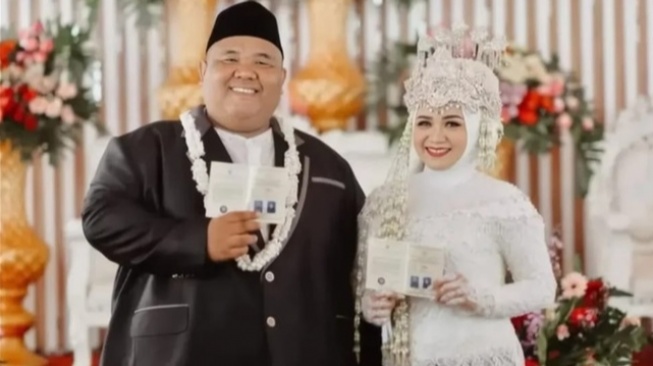 Viral! Pengantin Wanita Minta Foto Suami Diedit Kurus, Hasilnya Malah Bikin Ngakak Guling-guling