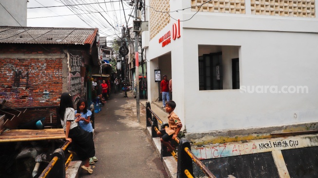 Suasana pemukiman padat penduduk di kawasan Menteng Tenggulun, Jakarta, Rabu (28/1/2026). [Suara.com/Alfian Winanto]