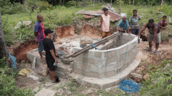 Warga Desa Lobohede, Kabupaten Sabu Raijua, Nusa Tenggara Timur, memperbaiki sumur resapan.(Dokumentasi Pribadi)