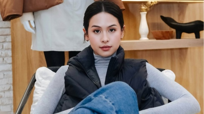 4 Ide Outfit Jeans ala Maudy Ayunda, Simpel dan Selalu Terlihat Berkelas