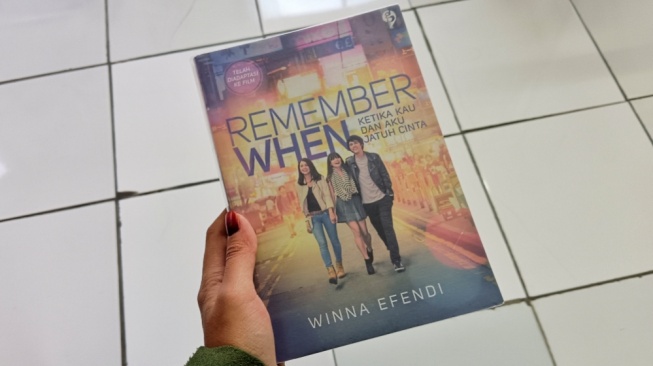 Belajar Memaknai Kehilangan di Novel Remember When Karya Winna Efendi