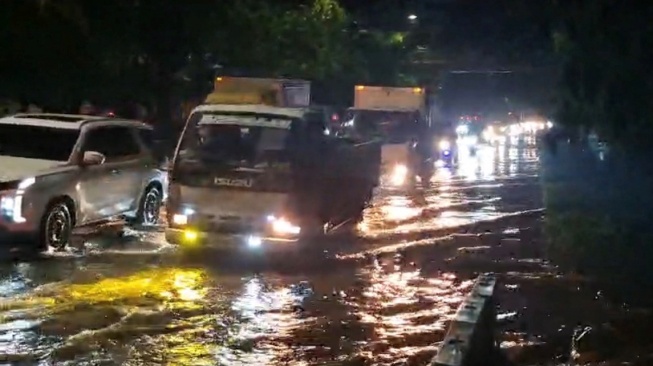 Genangan Surut, Jalan Daan Mogot Sudah Bisa Dilintasi Kendaraan