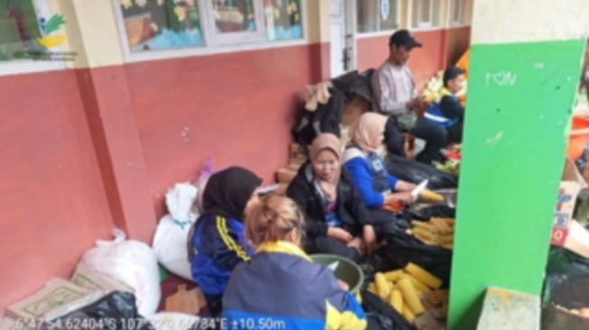 Bantuan logistik berupa tenda, selimut, dan paket makanan siap saji disalurkan Kementerian Sosial bersama Tagana dan Dinas Sosial Kabupaten Bandung Barat untuk korban longsor di Desa Pasirlangu, Kecamatan Cisarua, Bandung Barat (Dok: Direktorat PSKB)
