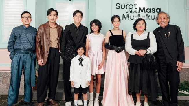 Para pemain film Surat untuk Masa Mudaku, film produksi Netflix yang mulai tayang hari ini, Kamis (29/1/2026). [Netflix]
