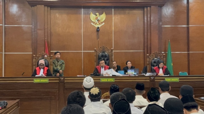 Vonis 6 Bulan untuk Demonstran: Lega Orang Tua, Tapi Ada yang Janggal Soal Kekerasan Polisi!