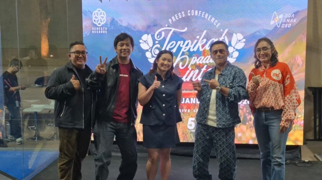 Judika merilis lagu baru berjudul "Terpikat pada Cinta" ciptaan Melinda E. Acara rilis lagu ini dihadiri Rian Ekky Pradipta alias Rian D'Masiv (kedua dari kiri) sebagai produser dan Melinda (tengah) di Padel 5ive, Kelapa Gading, Jakarta Utara, Rabu (28/1/2026). [dokumentasi pribadi]