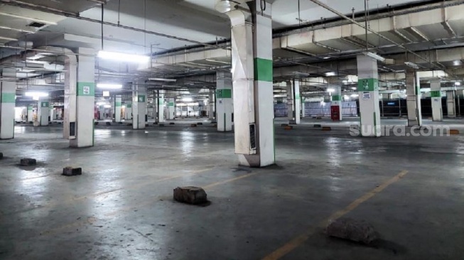 Kondisi terkini parkiran Karebosi Link dan Makassar Trade Center (MTC), dua pusat perbelanjaan yang terhubung dan pernah menjadi pusat perdagangan di Kota Makassar, Sulawesi Selatan, Kamis 29 Januari 2026 [SuaraSulsel.id/Lorensia Clara]