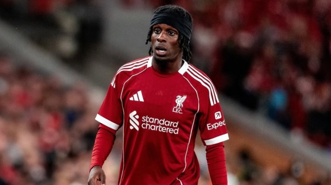 Liverpool Krisis Bek Kanan Usai Frimpong Cedera, Arne Slot Menolak Panik di Bursa Transfer