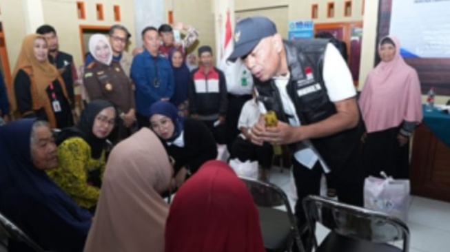 Wakil Menteri Sosial Agus Jabo Priyono berdialog dengan para penerima manfaat ATENSI di Desa Gambuhan, Kecamatan Pulosari, Kabupaten Pemalang, Jawa Tengah, Kamis (29/1/2026) (Dok: Kemensos)
