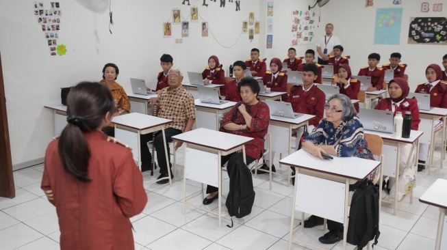 Siswa-siswi Sekolah Rakyat tampil percaya diri dan antusias menampilkan beragam bakat, mulai dari paduan suara, pencak silat, tarian, hingga pidato dalam tiga bahasa asing (Dok: Kemensos)