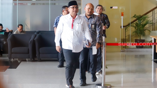 Tersangka kasus korupsi kuota haji  Yaqut Cholil Qoumas (tengah) saat tiba untuk menjalani pemeriksaan di Gedung Merah Putih KPK, Jakarta, Jumat (30/1/2026). [Suara.com/Alfian Winanto]
