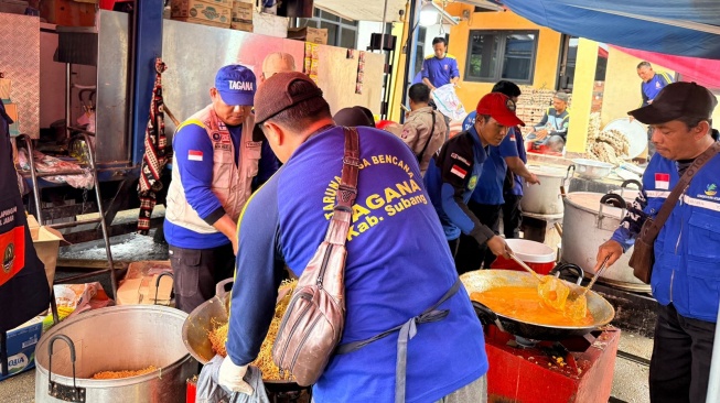 Dapur umum ini melayani kebutuhan permakanan korban bencana dengan dukungan Tagana Kabupaten Subang dan Garut (Dok: Kemensos)