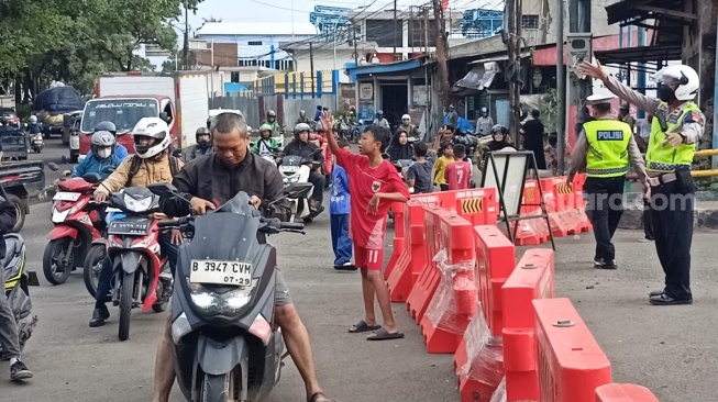 Syuting Film Extraction: Tygo di Tangerang, Anak-Anak Jadi 'Petugas' Dadakan Bantu Atur Lalu Lintas
