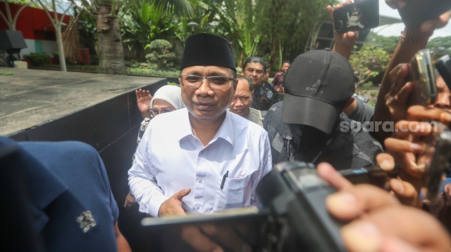 Tersangka kasus korupsi kuota haji  Yaqut Cholil Qoumas (tengah) saat tiba untuk menjalani pemeriksaan di Gedung Merah Putih KPK, Jakarta, Jumat (30/1/2026). [Suara.com/Alfian Winanto]
