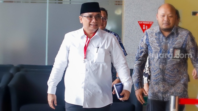 Tersangka kasus korupsi kuota haji  Yaqut Cholil Qoumas (tengah) saat tiba untuk menjalani pemeriksaan di Gedung Merah Putih KPK, Jakarta, Jumat (30/1/2026). [Suara.com/Alfian Winanto]
