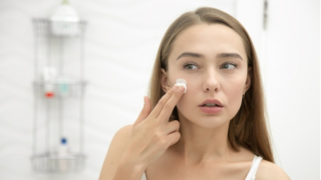 Kulit Jerawatan Sebaiknya Pakai Sunscreen Apa? Cek 7 Rekomendasi Terbaiknya