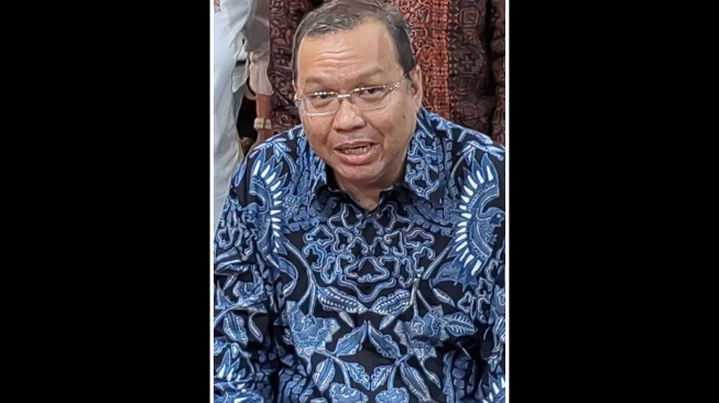 Direktur Utama PT Bursa Efek Indonesia (BEI) Iman Rachman (tengah) mengumumkan pengunduran diri kepada wartawan di Media Center Bursa Efek Indonesia, Jakarta, Jumat (30/01/2026). [ANTARA FOTO/Muhammad Heriyanto/sth/foc]