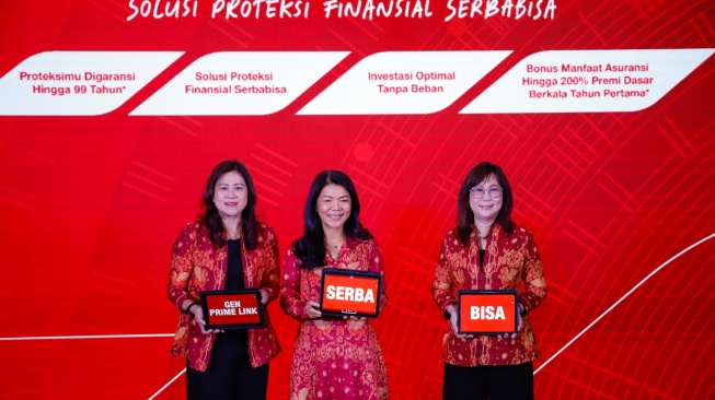 CEO Generali Indonesia, Rebecca Tan (tengah) bersama Chief Agency Officer, Jutany Japit (kanan) dan Chief Product Management, Jong Wie Siu (kiri) saat peluncuran Gen Prime Link di Jakarta, Jumat (30/1/2026). [Suara.com/Alfian Winanto]