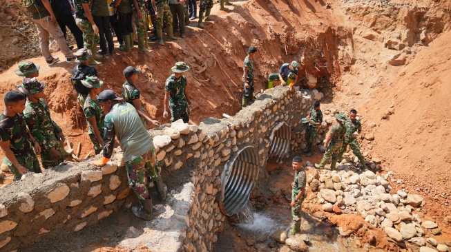 Wakasatgas beserta rombongan meninjau secara langsung pembangunan infrastruktur sebagai bagian dari pemulihan akses masyarakat (Dok: Media Center Posko Nasional PRR)