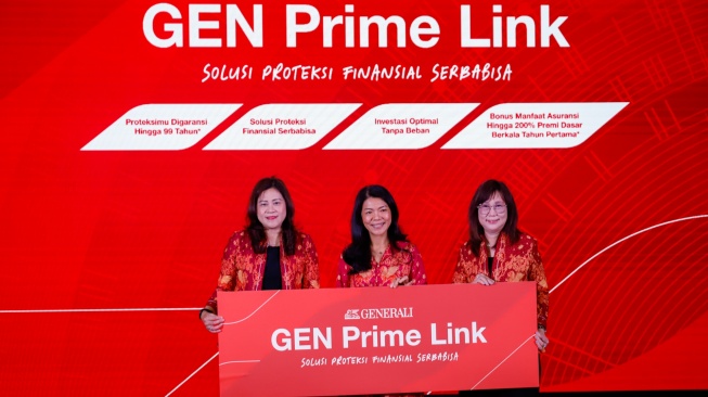 CEO Generali Indonesia, Rebecca Tan (tengah) bersama Chief Agency Officer, Jutany Japit (kanan) dan Chief Product Management, Jong Wie Siu (kiri) saat peluncuran Gen Prime Link di Jakarta, Jumat (30/1/2026). [Suara.com/Alfian Winanto]