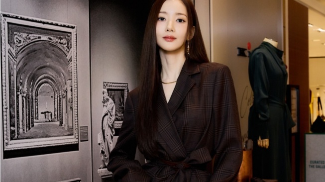 5 Inspirasi Outfit Kondangan Stylish ala Park Min Young