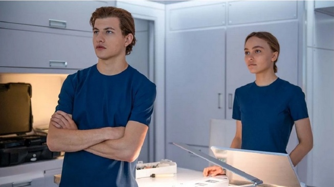 Film Voyagers yang dibintangi Colin Ferrell, Tye Sheridan, Lou Llobell, dan Lily-Rose Depp akan tayang Jumat (30/1/2026) malam ini pukul 21.00 WIB di Trans TV. [YouTube]