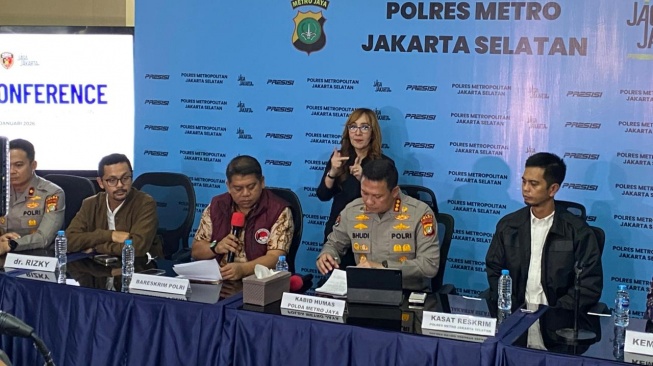 Jumpa pers kepolisian terkait kasus kematian selebgram Lula Lahfah di Polres Metro Jakarta Selatan, Jumat (30/1/2026). [Suara.com/Yasir]