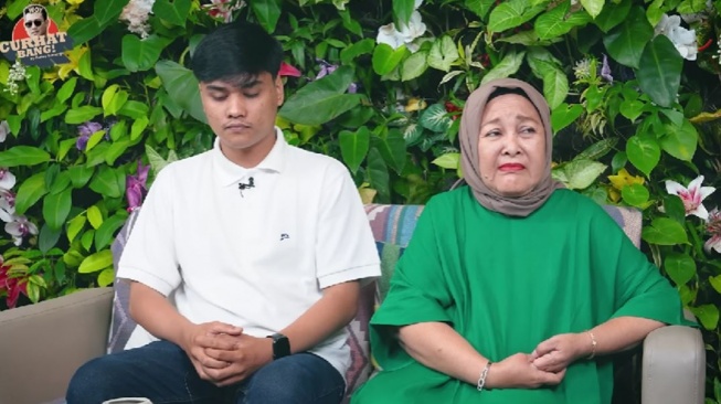 Ibu Asuh Ressa Rizky Rossano. (YouTube/CURHAT BANG Denny Sumargo)