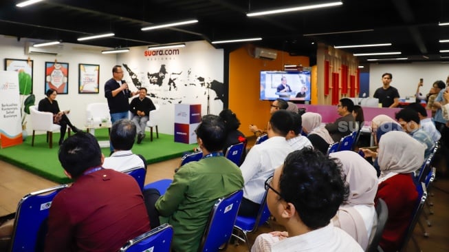 Founder Deep Intelegence Research, Prof. Rhenald Kasali memberikan pemaparan dalam acara Diskusi Bulanan AMSI di Kantor Redaksi Suara.com, Jakarta, Jumat (30/1/2026). [Suara.com/Alfian Winanto]