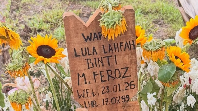 Makam Lula Lahfah Dihiasi Bunga Matahari, Ini Makna Hangat di Baliknya