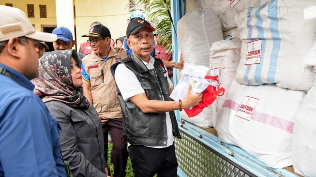 Wamensos Agus Jabo menyampaikan permohonan maaf atas keterlambatan kunjungannya ke Pulosari, mengingat banyaknya wilayah terdampak bencana yang harus ditangani secara bersamaan (Dok: Kemensos)