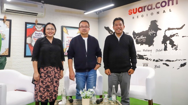 Pemimpin Redaksi Suara.com, Suwarjono (kanan) dan Founder Deep Intelegence Research, Prof. Rhenald Kasali dalam acara Diskusi Bulanan AMSI di Kantor Redaksi Suara.com, Jakarta, Jumat (30/1/2026). [Suara.com/Alfian Winanto]